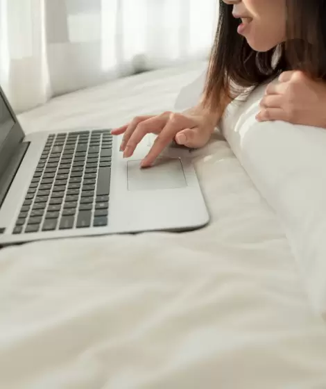 Laptop Es recomendable usarla en la cama?