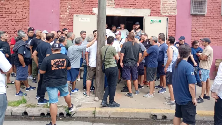 Cierra una histrica grfica en Avellaneda y los trabajadores toman la fbrica