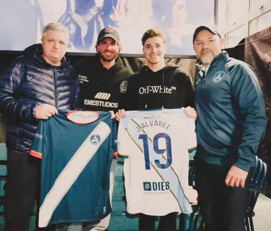 Julin lvarez y Rodrigo de Paul recibiendo presentes de parte del Club Argentino de Espaa.