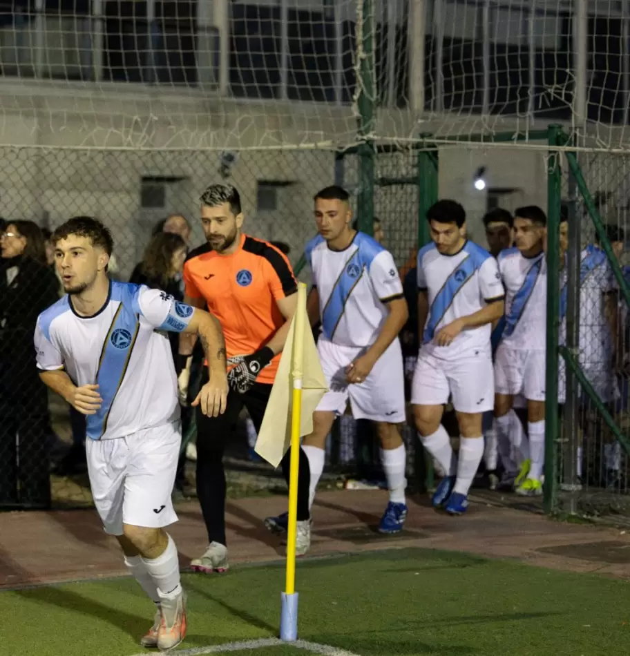 As sale a la cancha el plantel profesional del Club Argentino de Espaa.