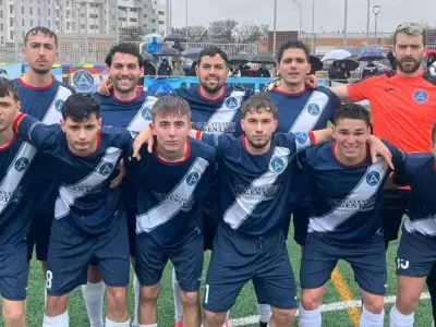 El plantel profesional del Club Argentino de Espaa con los hermanos de Julin lvarez, Rafael y Agustn, presentes en el equipo.