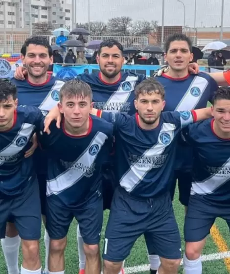 El plantel profesional del Club Argentino de Espaa con los hermanos de Julin lvarez, Rafael y Agustn, presentes en el equipo.