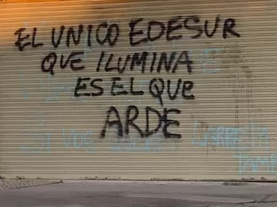 "El nico Edesur que ilumina es el que arde", una consigna que tiene ms de 20 aos y que conquista adeptos corte a corte de luz