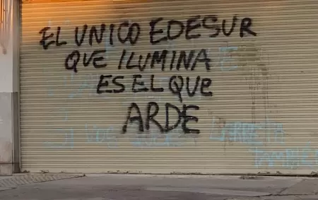 "El nico Edesur que ilumina es el que arde", una consigna que tiene ms de 20 aos y que conquista adeptos corte a corte de luz