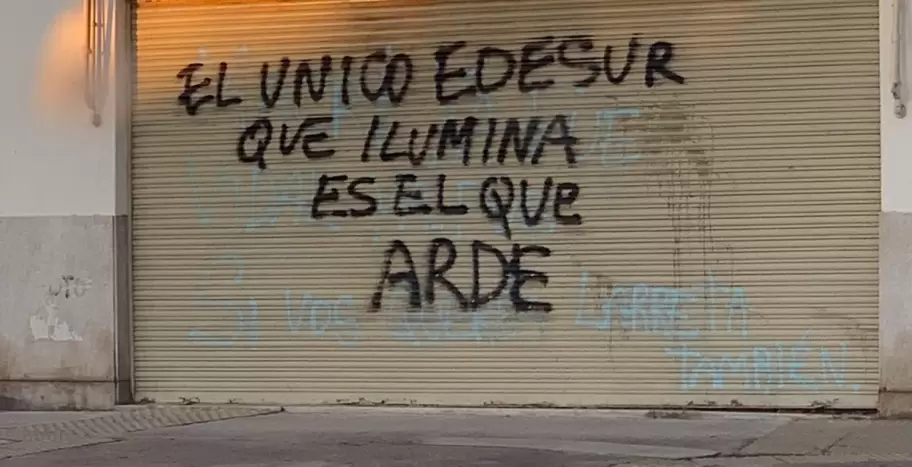 "El nico Edesur que ilumina es el que arde", una consigna que tiene ms de 20 aos y que conquista adeptos corte a corte de luz.
