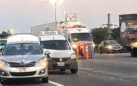 Un hombre caminaba por la Autopista Panamericana, fue atropellado y gener un choque