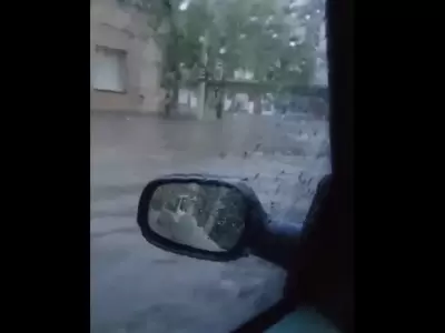 Una mujer quedó atrapada en su auto bajo el agua y rogó por ayuda