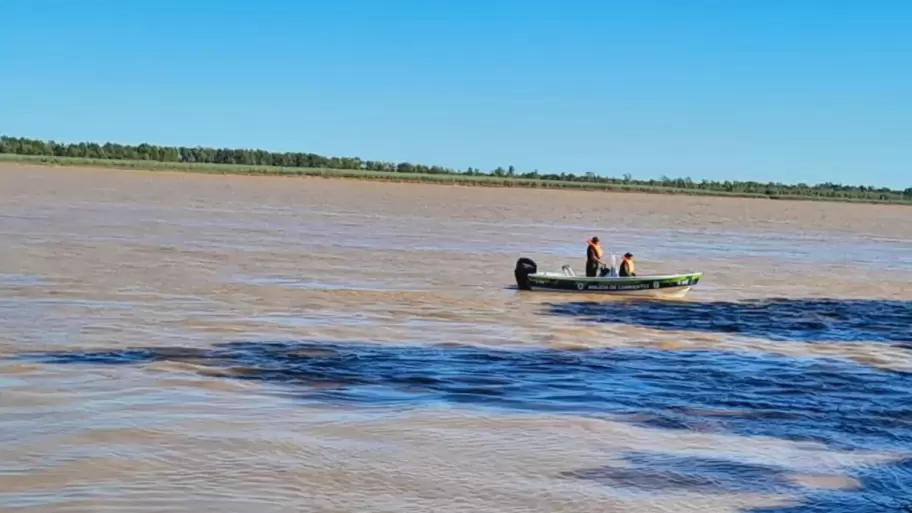 Una embarcación se dio vuelta en Corrientes