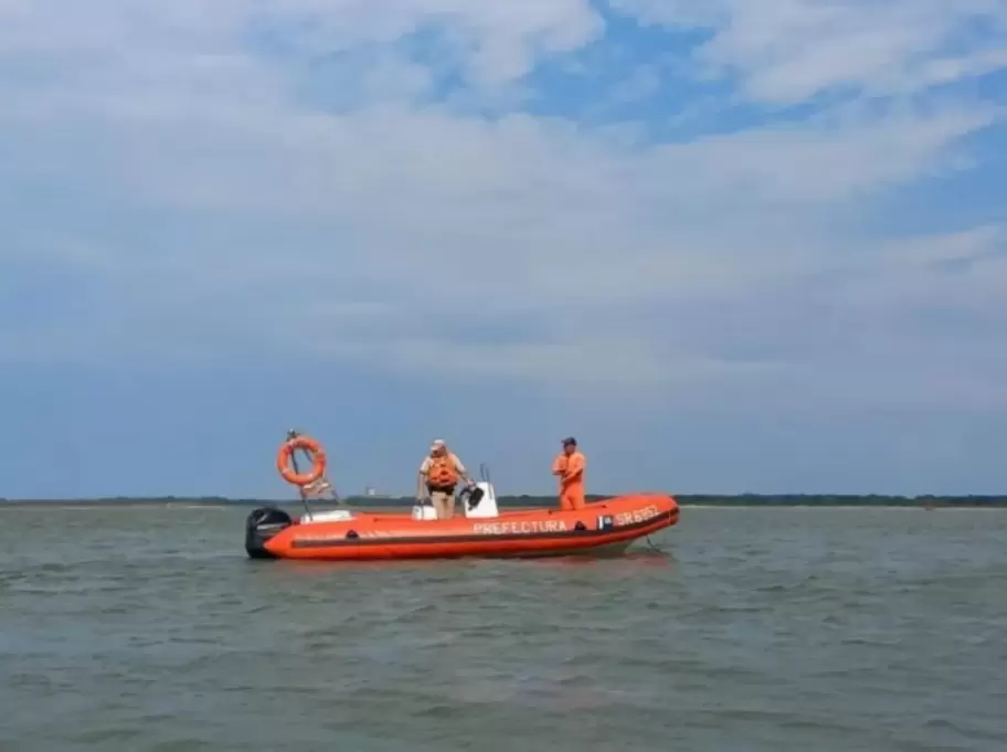 Un joven murió y otros dos son buscados de manera intensa