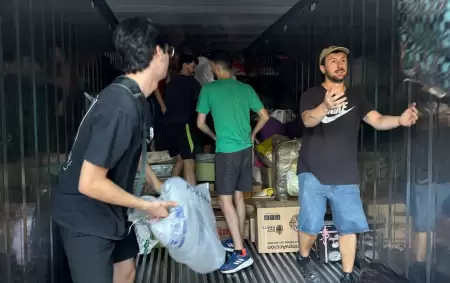 Los bahienses solidarios organizados en Buenos Aires cargando un camin que partir a su ciudad natal ese mismo da.