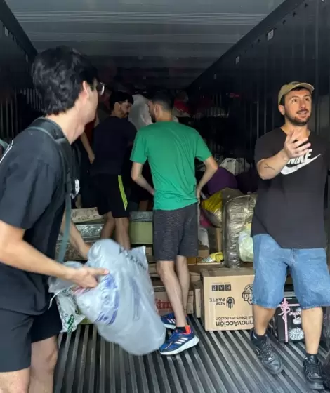 Los bahienses solidarios organizados en Buenos Aires cargando un camin que partir a su ciudad natal ese mismo da.