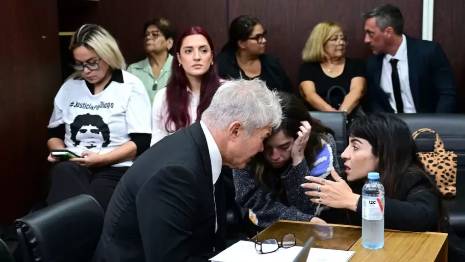 El abogado Fernando Burlando escucha a Dalma y Gianinna Maradona, mientras detrás observa su hermana Jana y Verónica Ojeda contempla su teléfono móvil