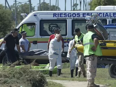 Los voluntarios y rescatistas trabajan buscando a los 94 desaparecidos que todava hay, tras la terrible tormenta que atraves Baha Blanca.