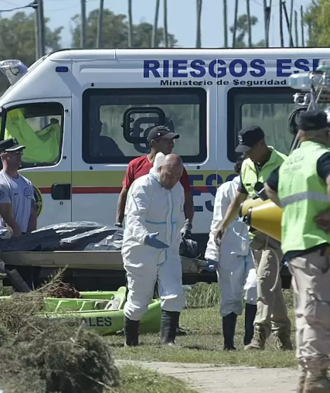 Los voluntarios y rescatistas trabajan buscando a los 94 desaparecidos que todava hay, tras la terrible tormenta que atraves Baha Blanca.