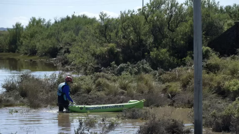 Los voluntarios y rescatistas trabajan buscando a los 94 desaparecidos que todava hay, tras la terrible tormenta que atraves Baha Blanca.