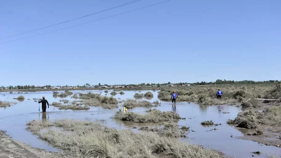 Los voluntarios y rescatistas trabajan buscando a los 94 desaparecidos que todava hay, tras la terrible tormenta que atraves Baha Blanca.