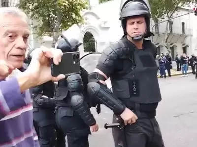 "Te parece bien esto en democracia?": el momento en el que un jubilado interpel a un polica y la fra respuesta del efectivo9