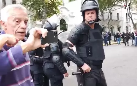 "¿Te parece bien esto en democracia?": el momento en el que un jubilado interpeló a un policía y la fría respuesta del efectivo9