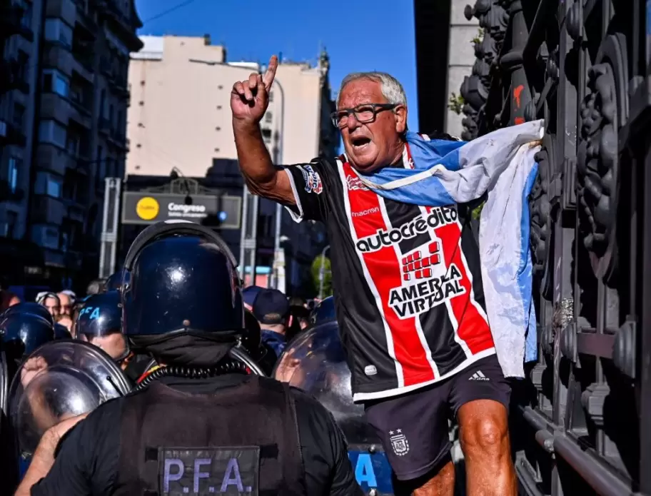 Jubilado con su casaca de Chacarita inspir a otros hinchas de clubes a apoyar la marcha