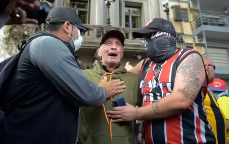 Jubilado es consolado por un hincha y por un ciudadano minutos antes de la brutal represin de las Fuerzas Armadas