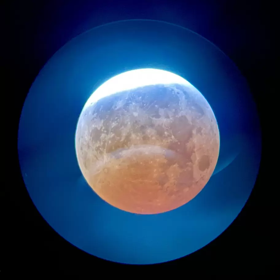 La NASA explic que la luz azul se dispersa con mayor facilidad al atravesar la atmsfera, mientras que la luz roja viaja directo hacia la Luna.