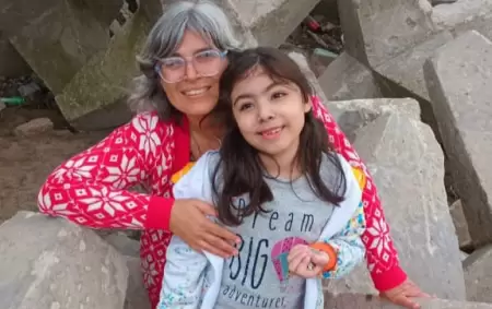 Gabriela Paredes Domanico junto a su hija.