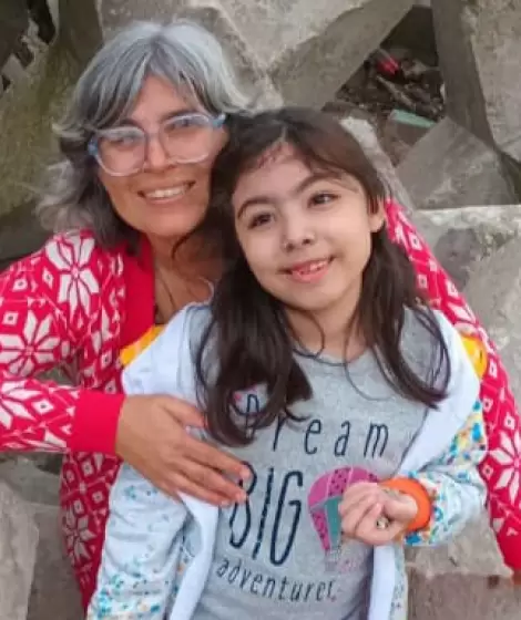 Gabriela Paredes Domanico junto a su hija.