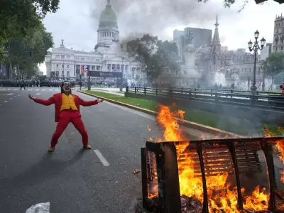 Dario Daniel Sirvn, el joker argentino, durante la marcha de los jubilados e hinchas que termin en una brutal represin.