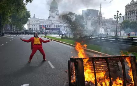 Dario Daniel Sirvn, el joker argentino, durante la marcha de los jubilados e hinchas que termin en una brutal represin.