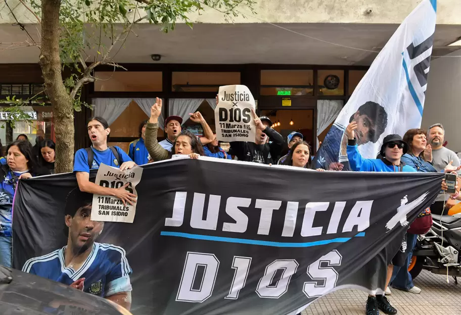 Hinchas piden justicia por Diego Maradona