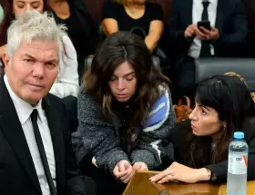 DalmayGiannina Maradona junto a su abogado, Fernando Burlando