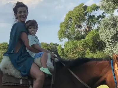 Calu Rivero junto a uno de sus hijos