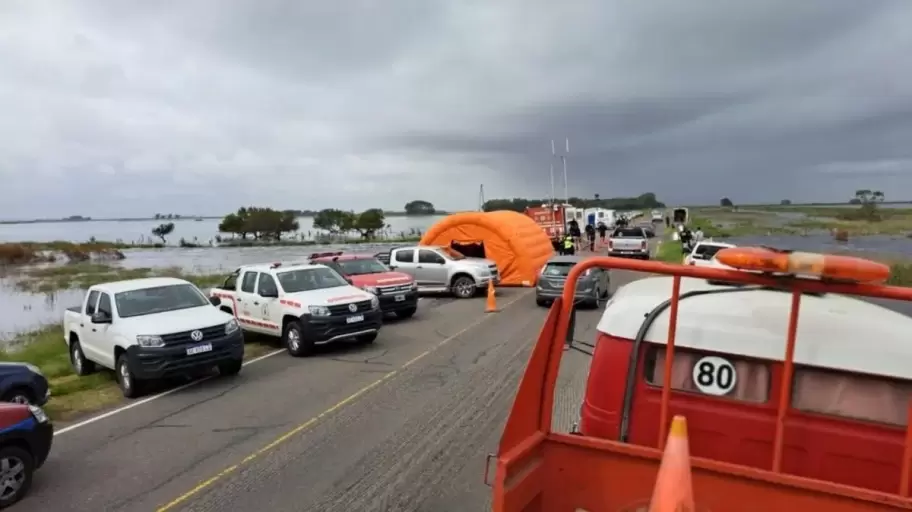 Se trata de un pen rural que fue arrastrado y otras dos personas que chocaron y su camioneta cay al agua.