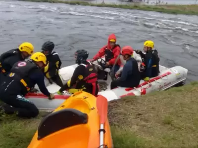 Desesperada bsqueda de tres personas que cayeron a un canal tras las inundaciones en Bolvar