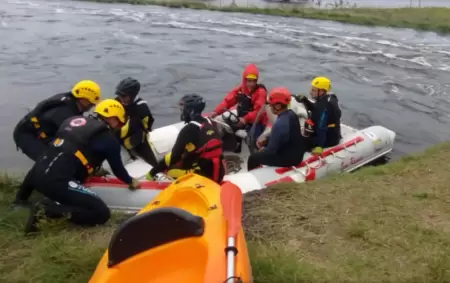 Desesperada bsqueda de tres personas que cayeron a un canal tras las inundaciones en Bolvar