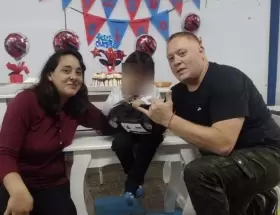 Guillermo Bustamante y su esposa Agustina, con su hijo de cinco aos en el medio.