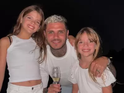 Mauro Icardi y sus hijas Francesca e Isabella.