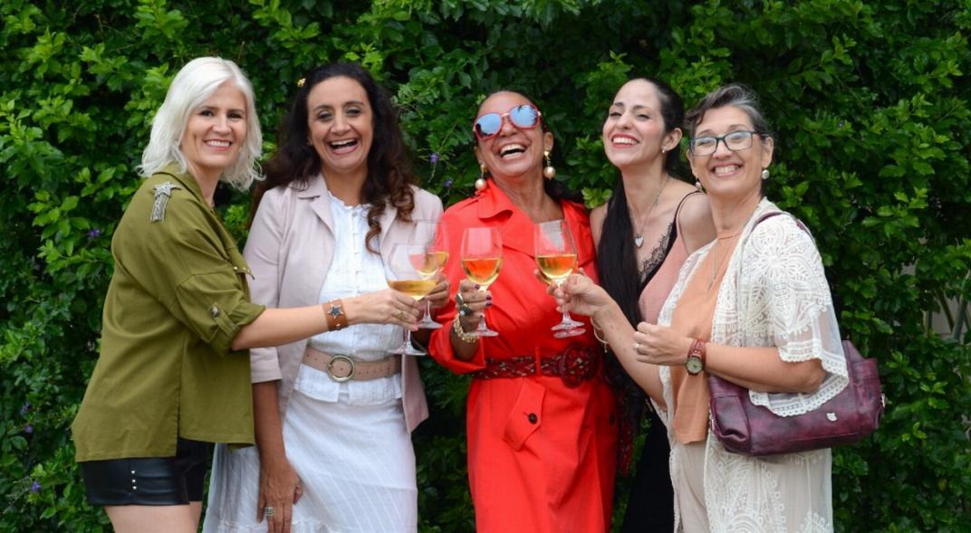 Cinco amigas, una noche y una verdad incómoda: una obra que desnuda el ...