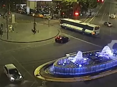 Un automovilista se escapó de un control de tránsito y arrastró a un policía en el capot