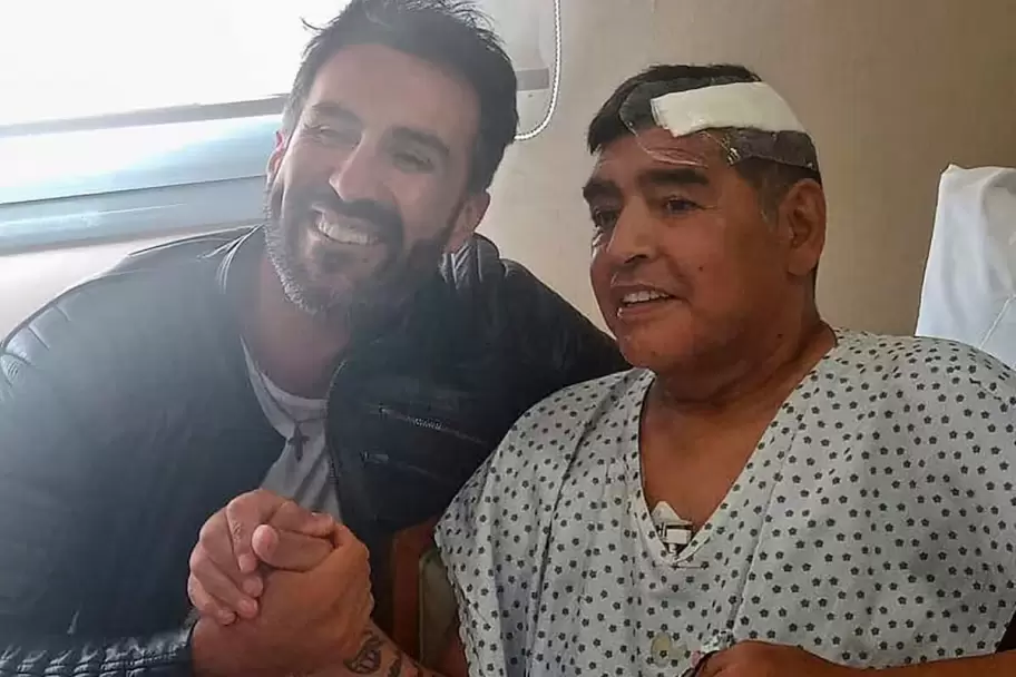 Leopoldo Luque y Diego Maradona tras la operación