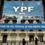 Masiva marcha y abrazo a la sede de YPF en defensa de la soberana de la empresa