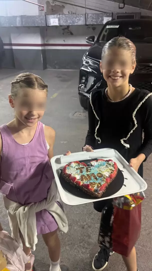 La torta que le llevaron las nenas a su papá