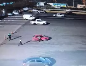 Un polica arrastrado 50 metros tras evitar ser ejecutado en un control vehicular