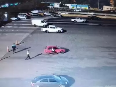 Un policía arrastrado 50 metros tras evitar ser ejecutado en un control vehicular