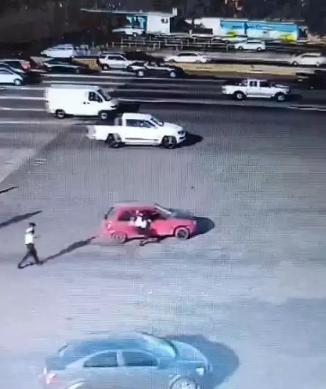 Un policía arrastrado 50 metros tras evitar ser ejecutado en un control vehicular