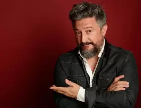 Pablo Fbregas dirige Agotados, la adaptacin de la comedia de Broadway Fully Commited.