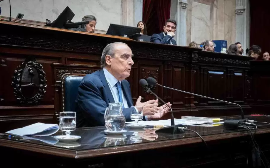 Guillermo Francos negó una devaluación al defender el plan económico y pidió sancionar la ley antibarras