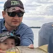 Misterio en el río Reconquista: desaparecieron un guía de pesca y su hijo de 3 años, y solo hallaron la embarcación anclada