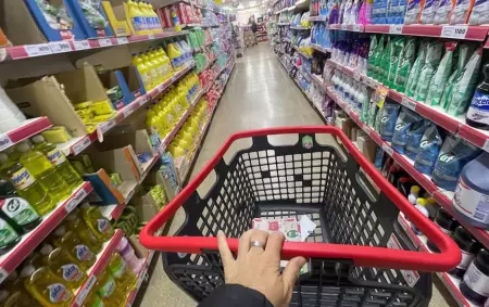 El consumo masivo encaden� su tercer mes de retroceso en el a�o