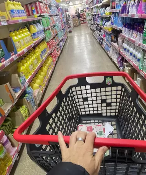 El consumo masivo encaden� su tercer mes de retroceso en el a�o